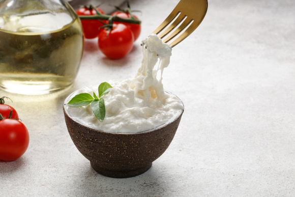 Ce fromager dévoile comment faire sa propre stracciatella en une minute et pour beaucoup moins cher