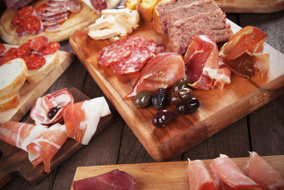 Vous devez impérativement manger cet aliment pour neutraliser les effets néfastes de la charcuterie