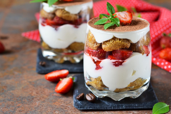 Tiramisu aux fraises. Adobestock