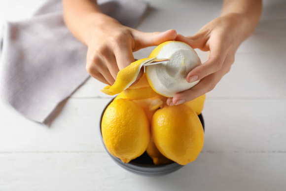 La bonne idée pour relever vos viandes : transformer vos épluchures de citron en un condiment plein de peps !