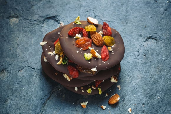 Mendiants au chocolat. Adobestock