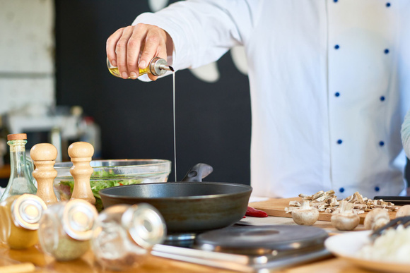 A quoi ça sert de mettre de l'huile dans l'eau des pâtes ? Adobestock