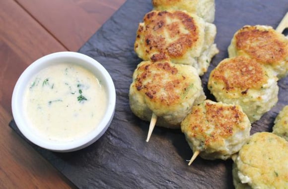 Brochettes de boulettes de poulet au cumin et à la coriandre. 