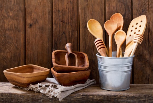 Personne ne vous le dit pourtant ce geste est indispensable pour conserver vos ustensiles en bois