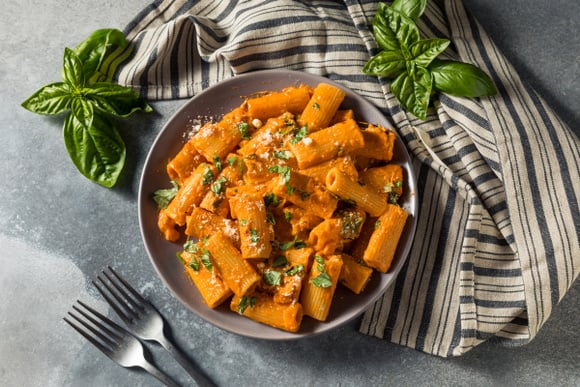 "La pasta du week-end" : la recette ultra-gourmande des rigatoni aux merguez de Stéphanie Le Quellec