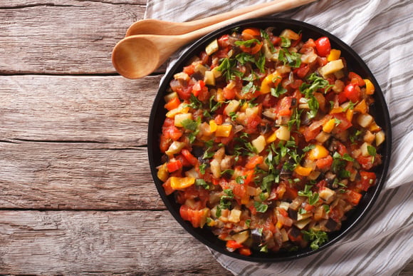 “Pas tous en même temps !” : l’astuce de notre chef pour une ratatouille parfaitement cuite