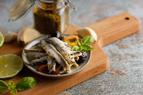 Voici pourquoi on devrait ajouter davantage ce poisson peu coûteux à notre alimentation selon ce médecin