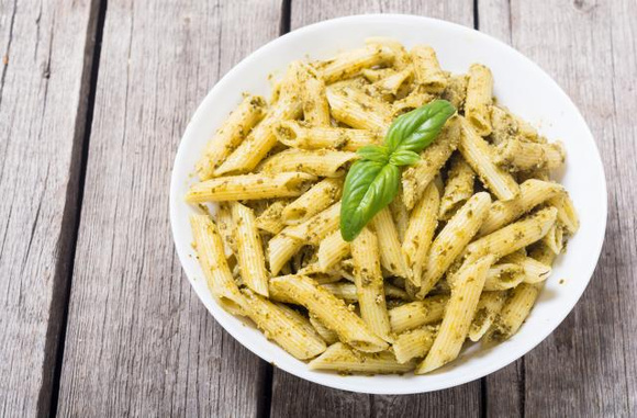 Penne au pesto. Adobestock