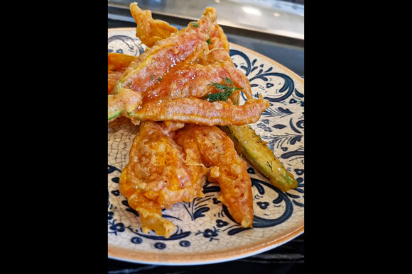 Fleurs de courgettes en tempura de Denny Imbroisi - © Silvia Santucci