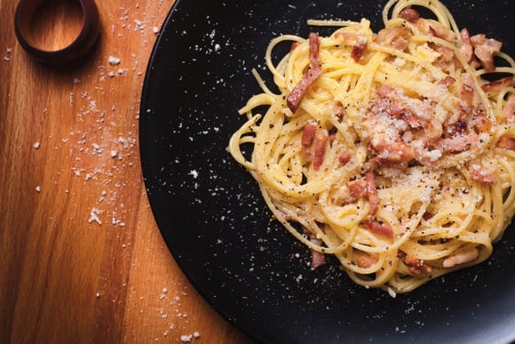 Quelle est la vraie recette de carbonara ? Julie Andrieu vous dévoile ses subtilités en répondant aux questions que beaucoup se posent
