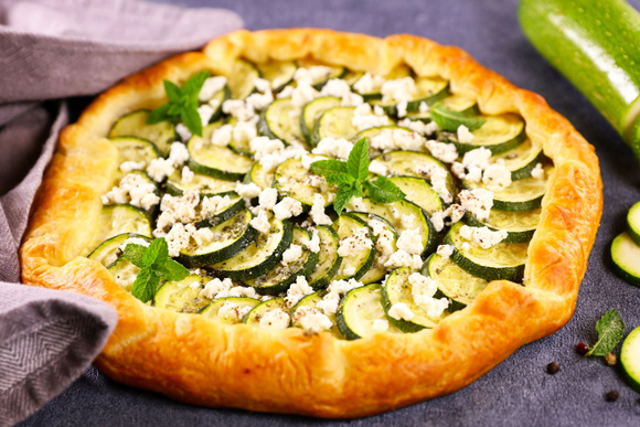 “Ultra saine !” : une diététicienne partage sa recette de tarte à la courgette et ricotta, que du plaisir !
