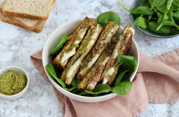 Croque au pesto, à la mozzarella et au jambon fumé. Silvia Santucci