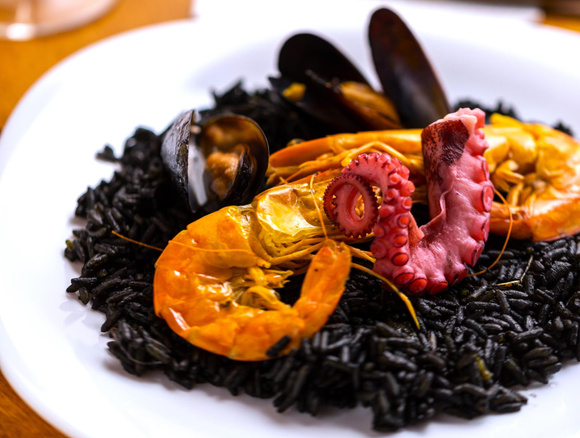 L’arròs negre, autrement dit le riz noir en catalan, un plat vedette à Barcelone cuisiné avec de l’encre de seiche, entre autres. (@Adobe Stock)
 