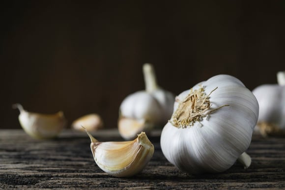 Faut-il vraiment retirer le germe de l’ail quand on le cuisine ?