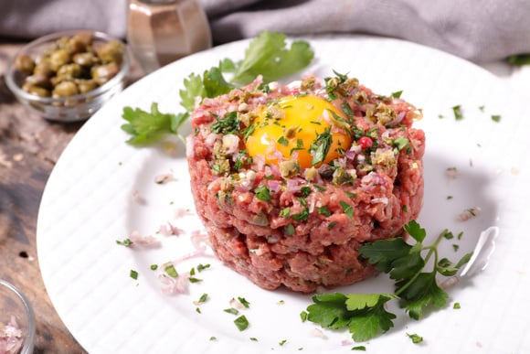 Encore meilleur qu’au restaurant, notre chef partage la meilleure façon de réaliser un steak tartare