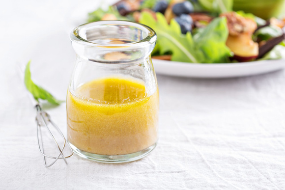 Voici la vinaigrette secrète de 750g pour donner du goût à n’importe quelle salade !