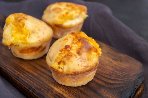 “À emporter en pique-nique ou à servir à l’apéritif” : Laurent Mariotte propose sa recette de muffins salés, avec un fromage de caractère !