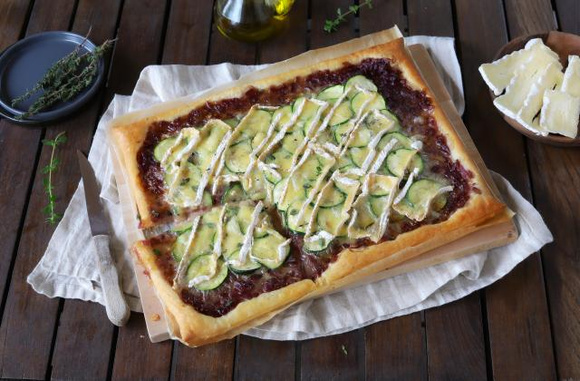Tarte fine au confit d'oignons, camembert et courgettes. Silvia Santucci