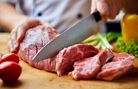 @ Adobe Stock/ Adopter les bons gestes pour manipuler la viande crue 