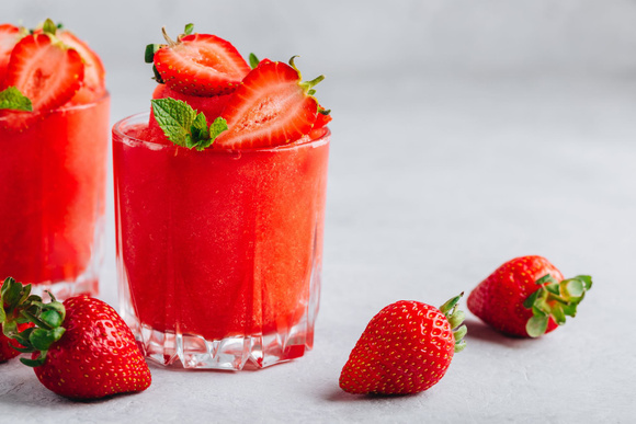 Granité de fraises aux noix de pécan caramélisées - Adobestock