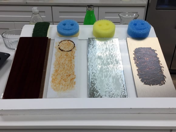 Passée sous l'eau froide, Scrub Daddy devient rigide mais ne raye pas les surfaces