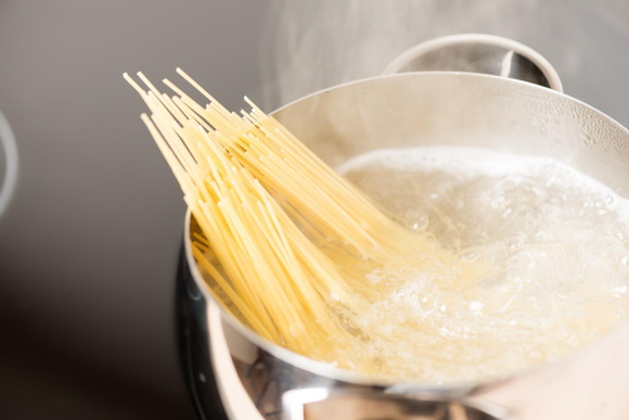 “Non c’est une légende urbaine” : n’ajoutez jamais cet ingrédient lors de la cuisson de vos pâtes, ça ne sert à rien !