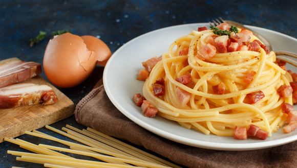 Pâtes carbonara. Adobestock