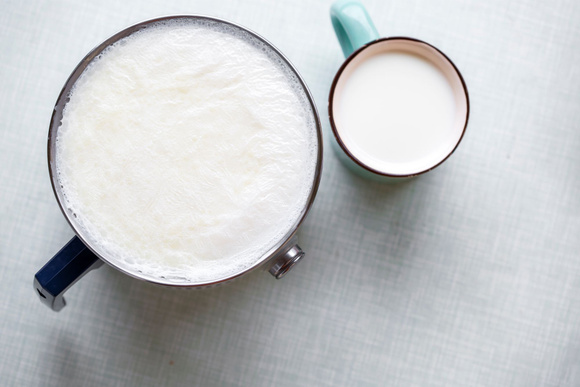 Pourquoi il y a-t-il une peau sur mon lait chaud, comment l'éviter et que faire avec ?