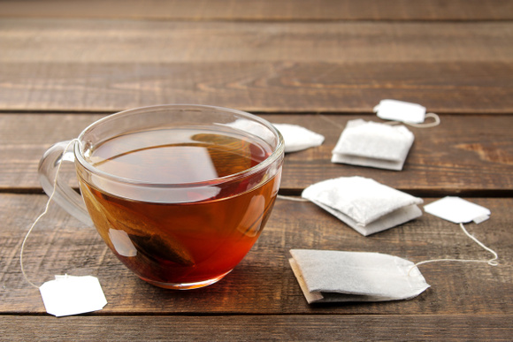 Ne jetez plus vos sachets de thé : voici l’usage malin pour nettoyer la maison sans effort