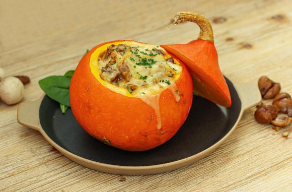 Potimarron farci aux lardons, saint-nectaire et châtaignes. 750g