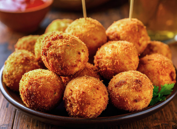 La bomba de la Barceloneta, une des tapas à absolument goûter (@Adobe Stock)