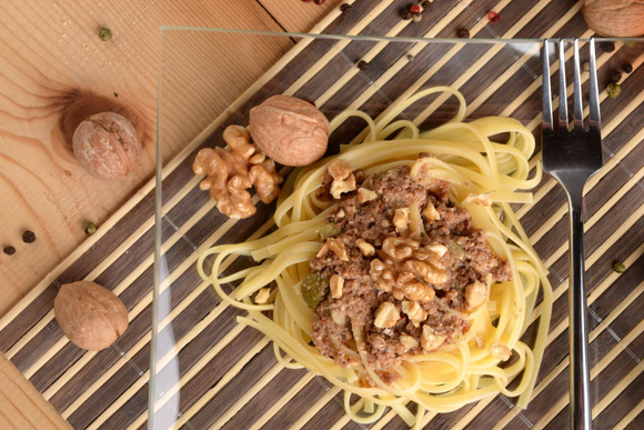 Pâtes au pesto de noix. Adobestock
