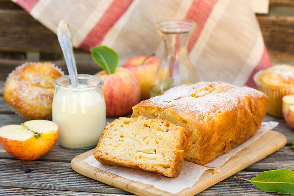 Gâteau au yaourt et aux pommes. Adobestock