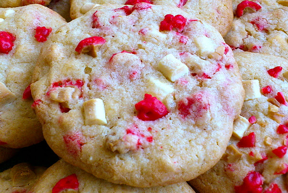 Déclarez votre amour avec cette recette de cookies de Saint-Valentin aux pralines roses et chocolat blanc
