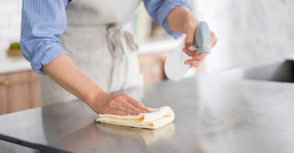 Savez-vous quel est le meilleur nettoyant pour la cuisine ? Voici la réponse de 60 Millions de consommateurs