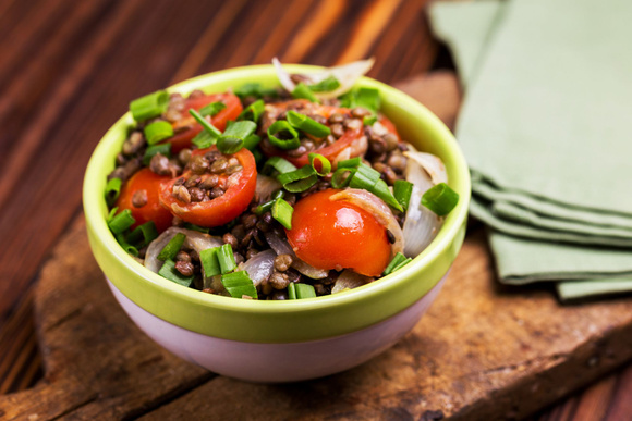 Rassasiante et complète, voici comment faire une salade de lentilles express aux tomates cerises et sauce au fromage frais