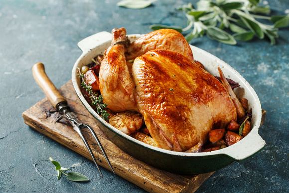 Cyril Lignac partage sa recette familiale de poulet rôti à l'origan et au citron, un classique dont on ne se lasse pas !