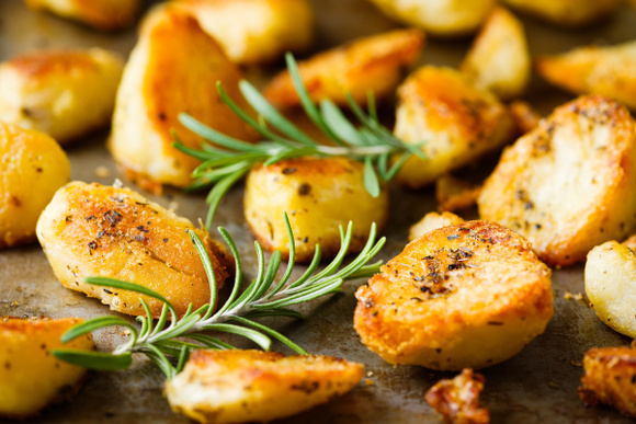 Pommes de terre rôties : l’ingrédient insoupçonné qui fait toute la différence pour apporter du croustillant