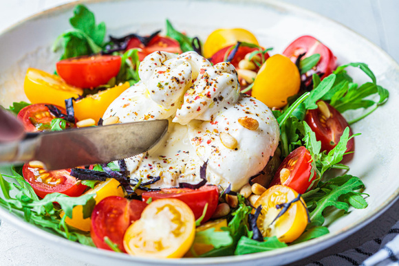 Mozzarella VS burrata : quelle est vraiment la différence ?