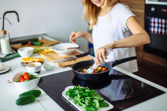 Voici pourquoi vous ne devriez jamais faire refroidir cet aliment à température ambiante trop longtemps !