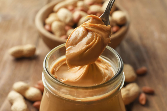 Voici 3 recettes à faire avec un pot de beurre de cacahuètes presque vide !