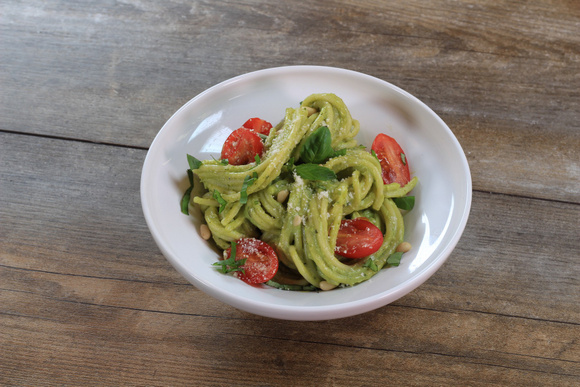 Spaghetti au pesto d’avocat, salade comme un rouleau de printemps, gaufres falafels… Votre menu healthy de la semaine du 3 au 7 octobre par 750green