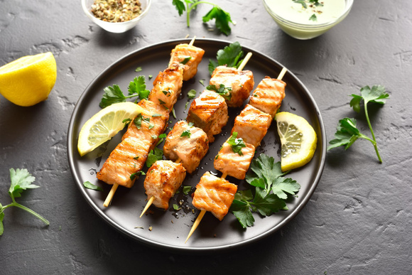 Nos idées recettes de brochettes de poisson au barbecue. Adobestock