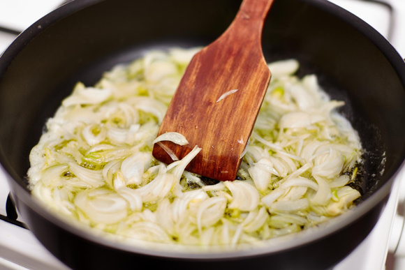 Julie Andrieu partage son astuce pour éviter aux oignons de brûler grâce à un aliment que vous avez dans votre cuisine  !