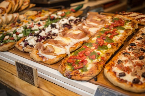 Les pizzas toutes prêtes sont un gain de temps. Adobestock