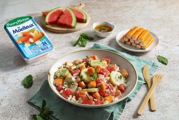 Fraîche et originale, cette salade de surimi pastèque et feta est la nouvelle star de l’été !