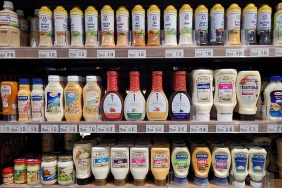 Jusqu'à 4 morceaux de sucre par bouteille : la composition cachée des vinaigrettes industrielles (et 3 alternatives maison ultra-saines)