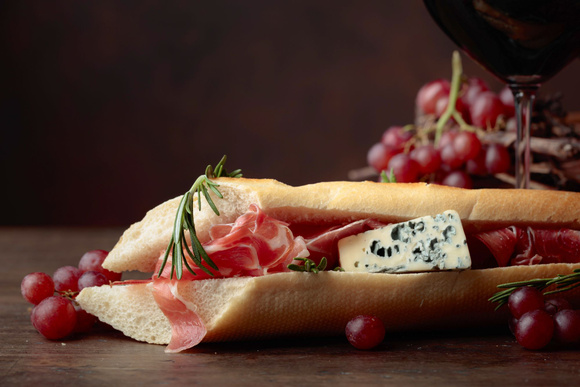 Sandwich roquefort et jambon cru. Adobestock