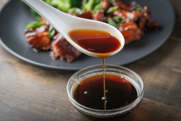Moutarde, sauce soja, jus de citron : combien de temps peut-on les garder au frigo sans risques ?