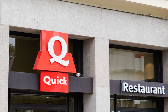 Danny Khezzar : le finaliste de Top Chef propose sa recette de burger chez Quick face à celle de Norbert Tarayre !